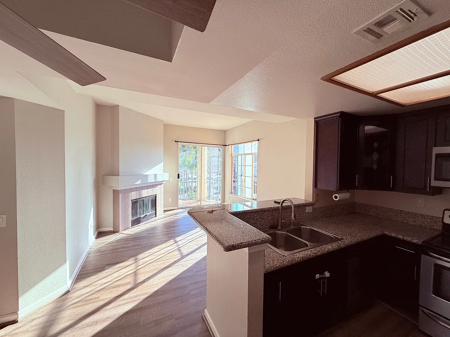 2 bed, 977 sqft, $3,200 — Photo 3