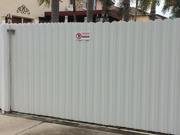 Entrada al estudio en renta, parte posterior de la propiedad, en donde se encuentra el espacio; entrada independiente por el jardin .