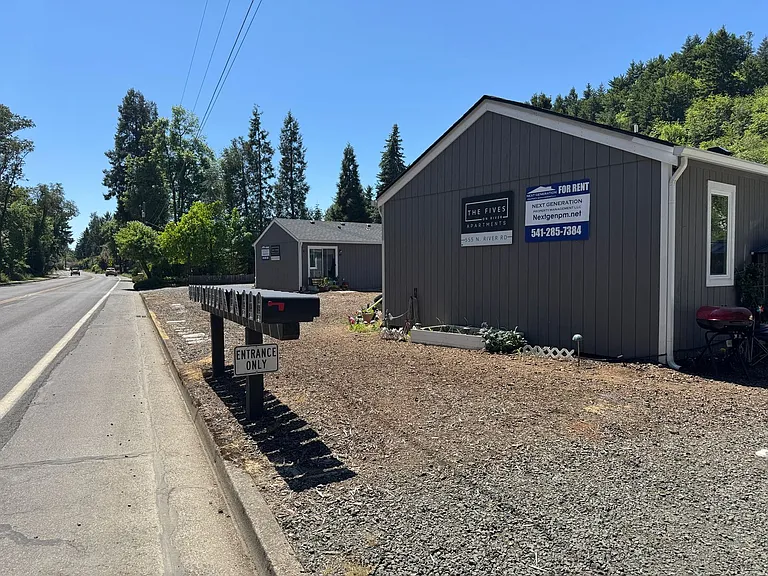 555 N. River Rd. — Photo 16