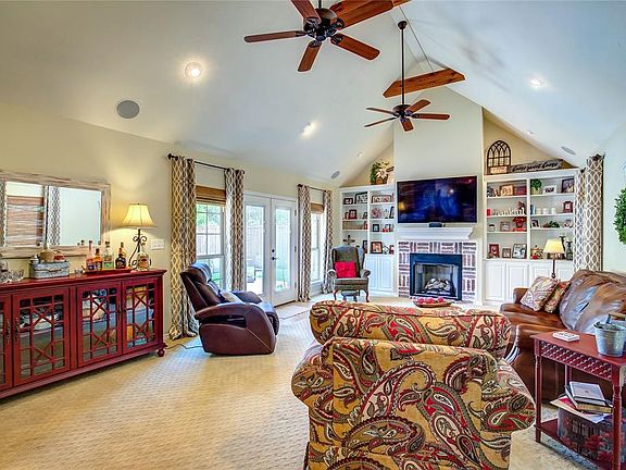 2nd image of 700 Erica Cir