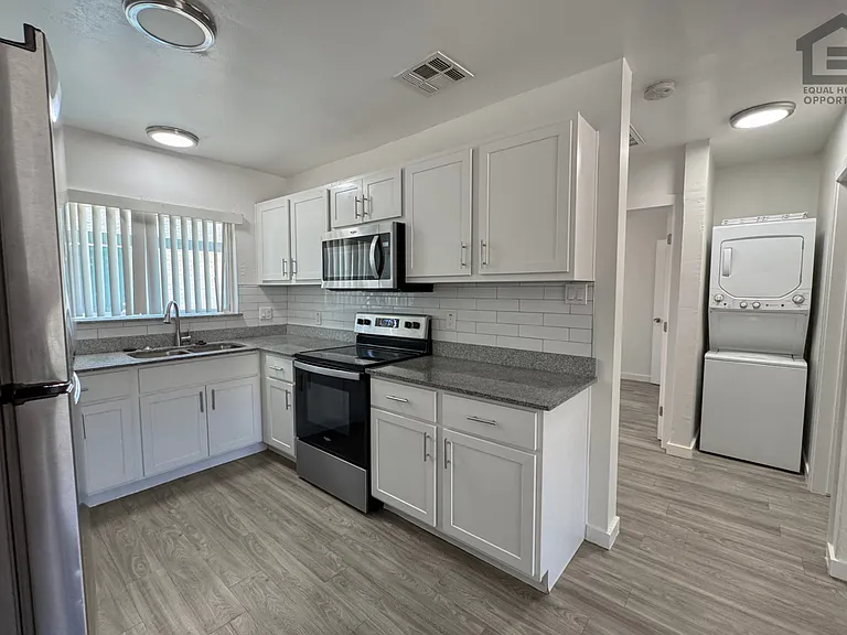 1342 E Willetta St — Photo 17