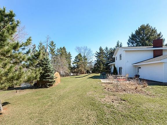 4th image of 407 Sextant Ave W