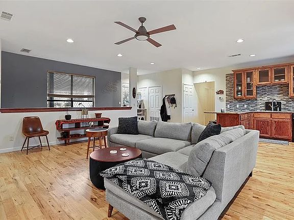 5th image of 5217 Richard Ave #B