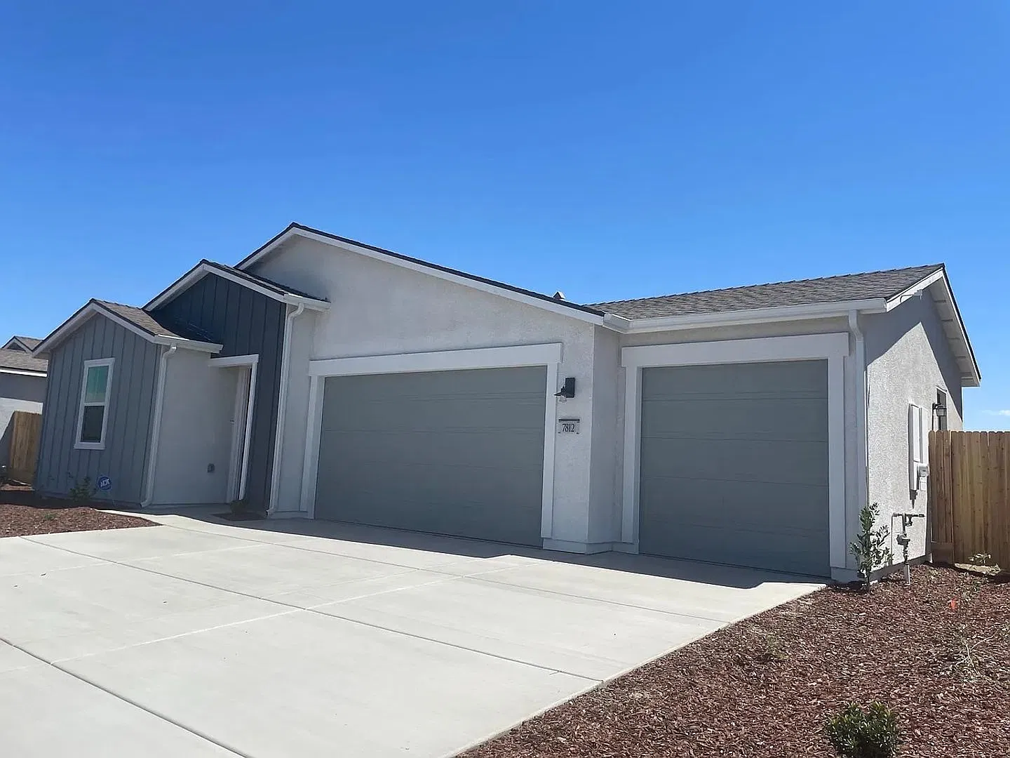 Modern 4-Bedroom Home in Prime Bakersfield Location — Photo 1