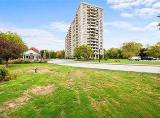 1 Bratenahl Pl APT 701, Cleveland, OH 44108