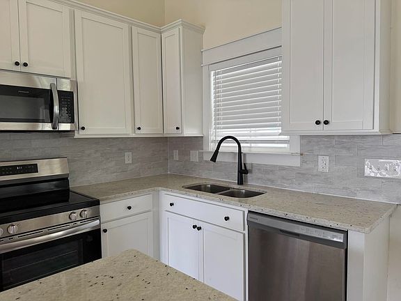3rd image of 3025 Suzanne Dr