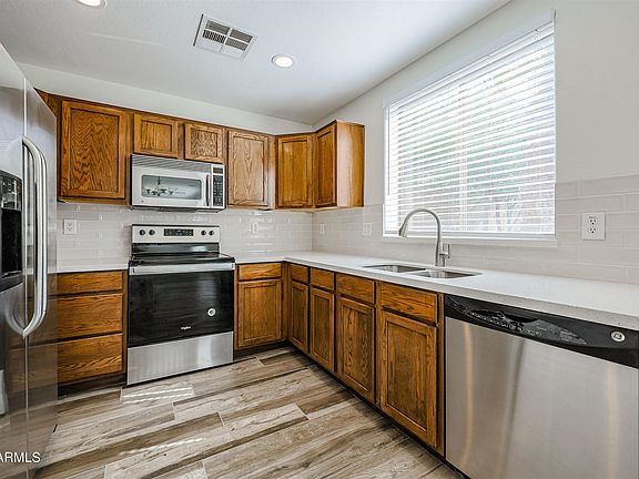 4th image of 2329 W Barwick Dr