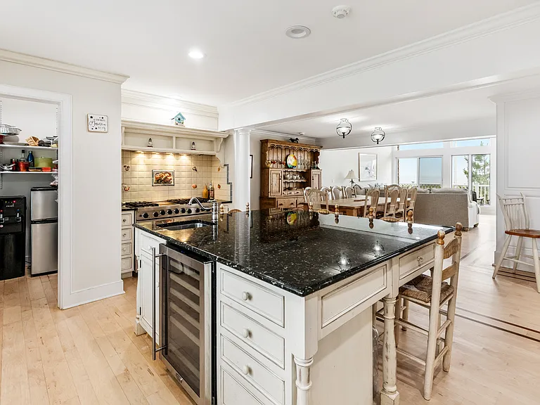 329 Dune Rd — Photo 22