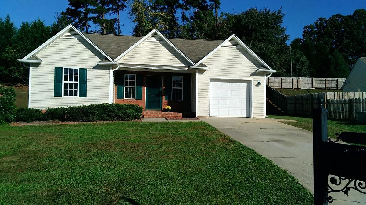 3 bed, 1401 sqft, $1,800 — Photo 1