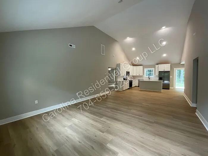 3 bed, 2.0 bath, 1596 sqft, $2,050 — Photo 2