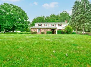 16 Red Barn Cir, Pittsford, NY 14534