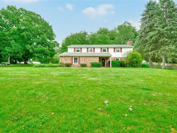 16 Red Barn Cir, Pittsford, NY 14534