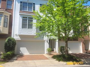 8825 Hunting Lodge Ct, Vienna, VA 22182