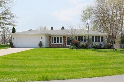 1st image of 18 Birch Hill Dr