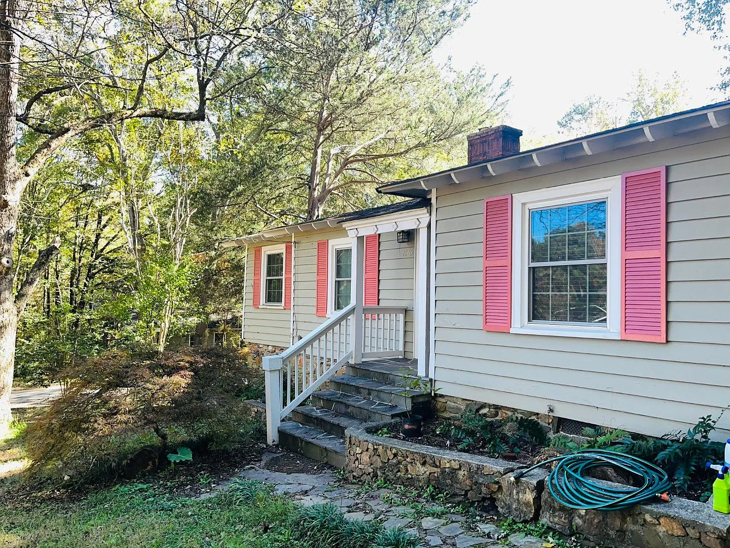 Cute cottage! 3 beds, 2 baths, real hardwood flooring, tile baths, claw foot tub, W/D included, s... — Photo 2