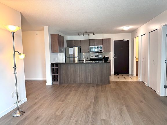 Livingroom (16'4 x 12'7)