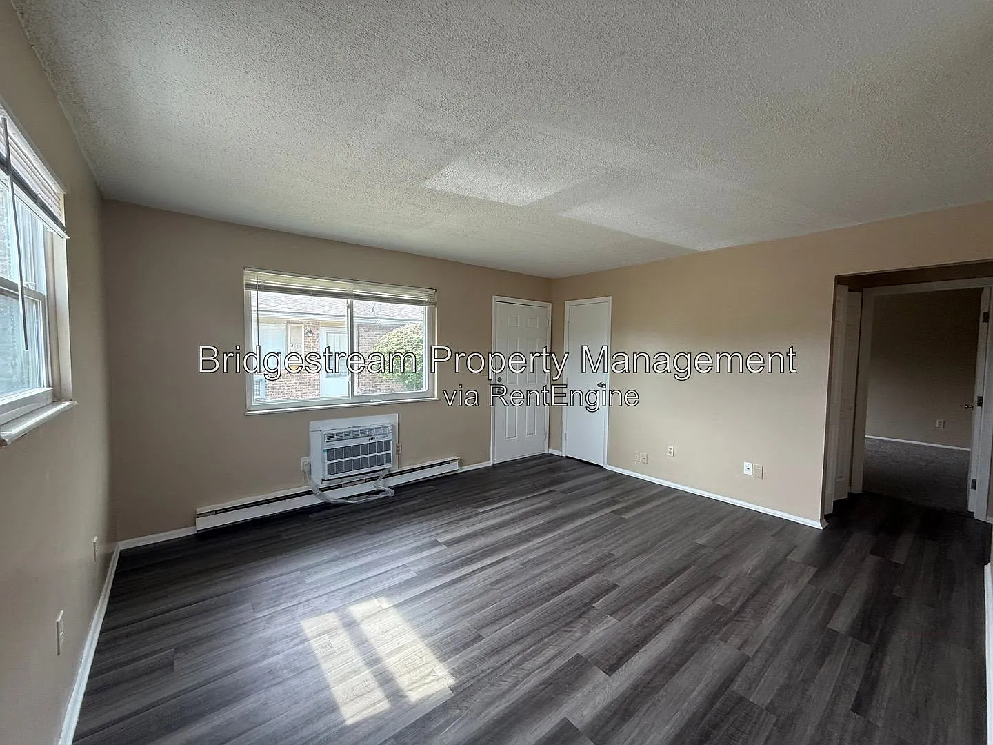 2 bed, 1.0 bath, $995 — Photo 2