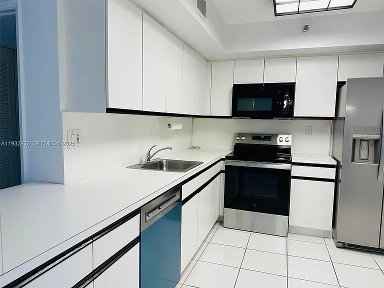 19101 NE 36th Ct #1409 — Photo 4