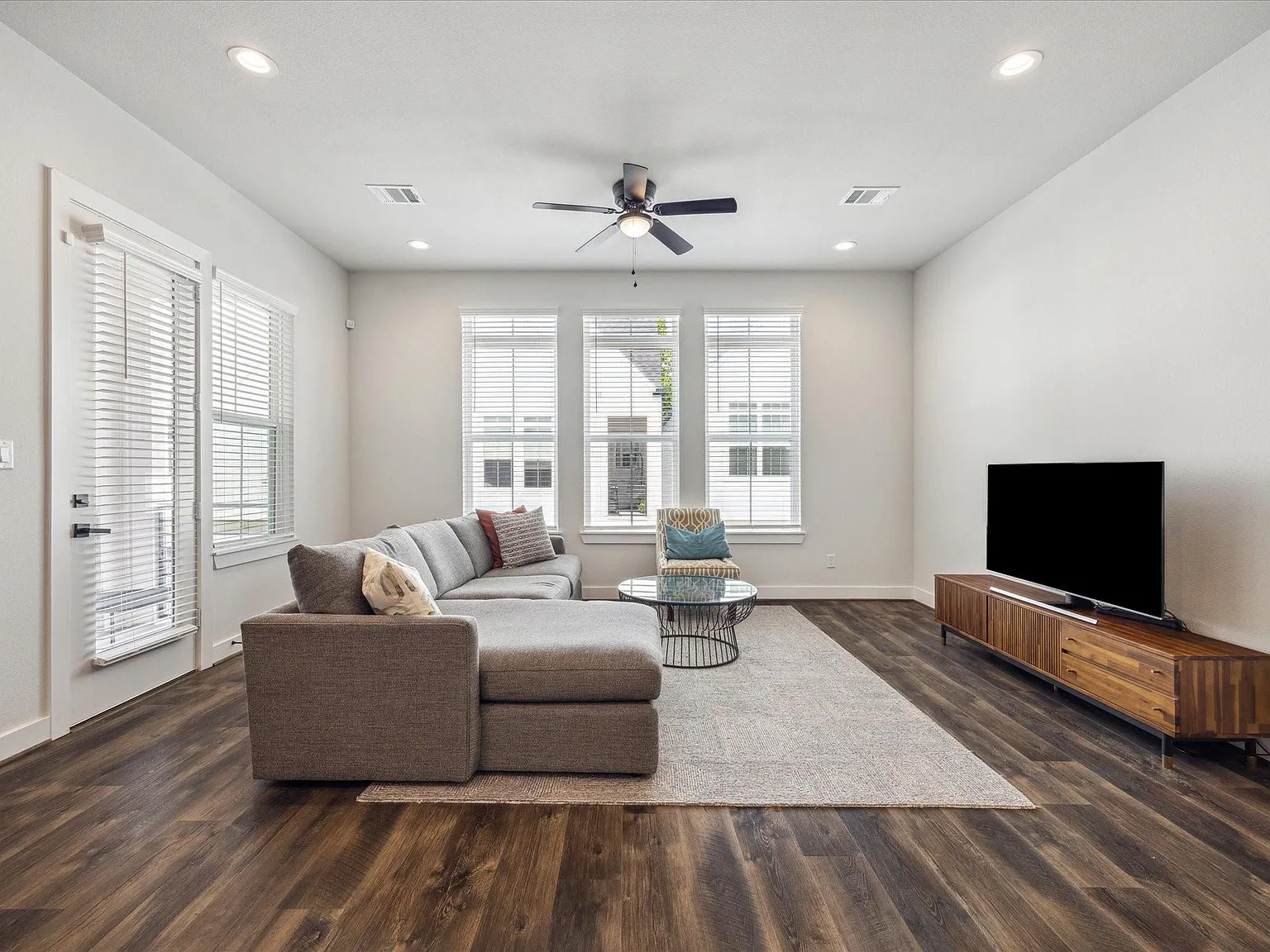 3 bed, 2.5 bath, 1757 sqft, $2,700 — Photo 2