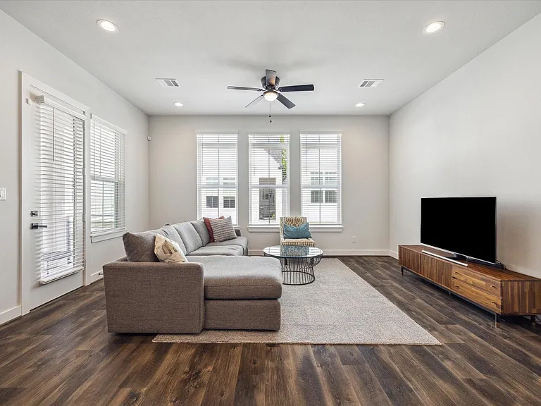 5723 White Magnolia St — Photo 2