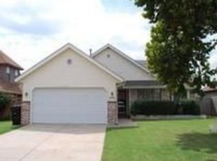 320 Stoneridge Dr, Moore, OK 73160