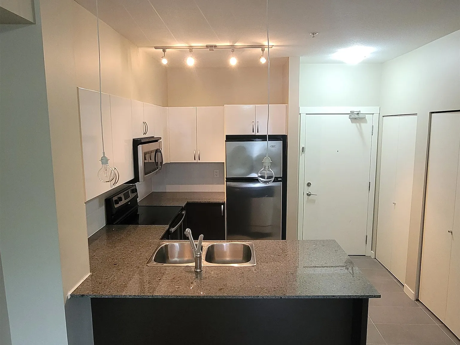 1 bed, 800 sqft, $1,750 — Photo 3