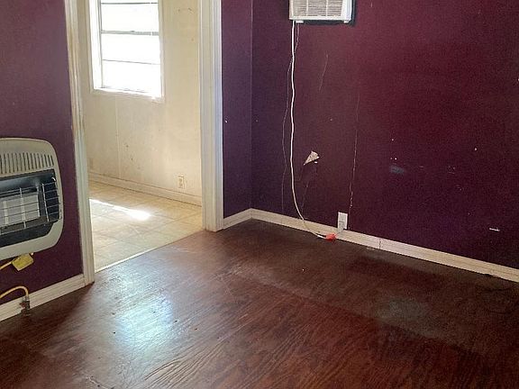 3rd image of 124 W Elm St