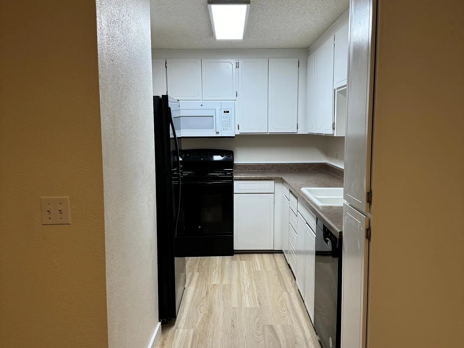 3 bed, 1030 sqft, $2,200 — Photo 4