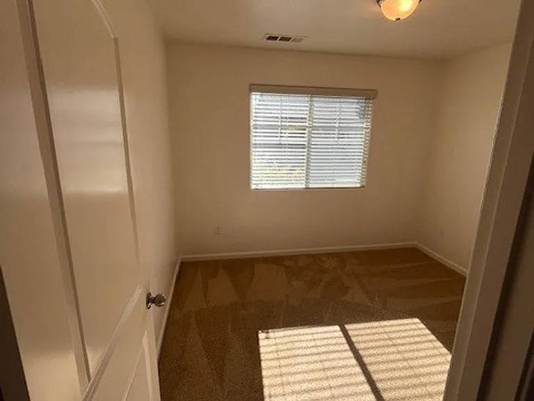 414 Edgewater St — Photo 12