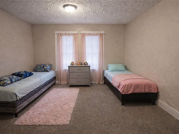 3rd image of 933 Jefferson Ave