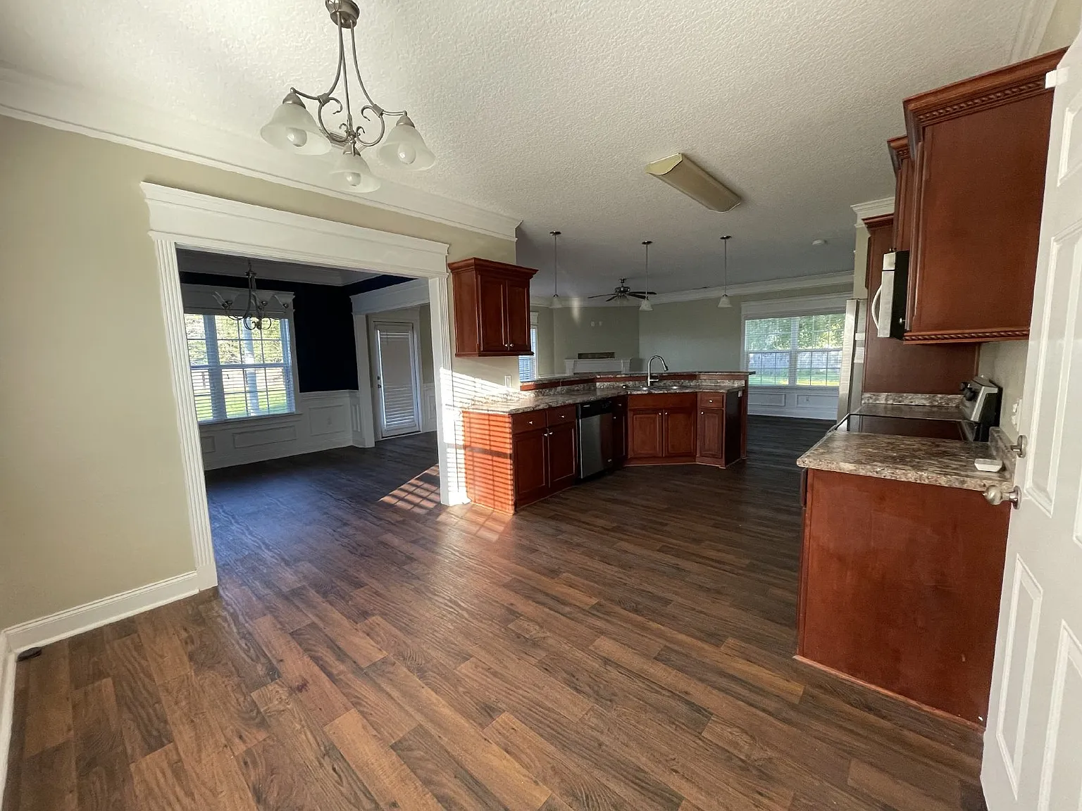 4 bed, 2.5 bath, 2394 sqft, $2,100 — Photo 3