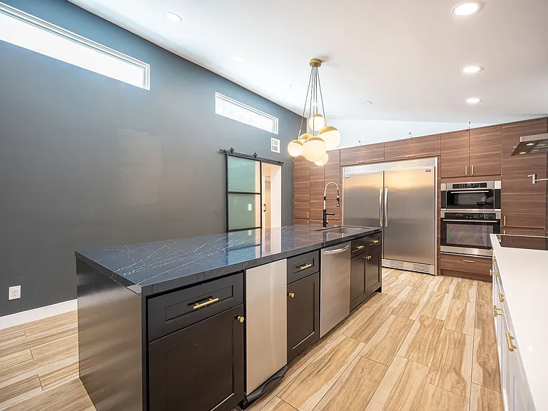 330 E Country Club Dr — Photo 38
