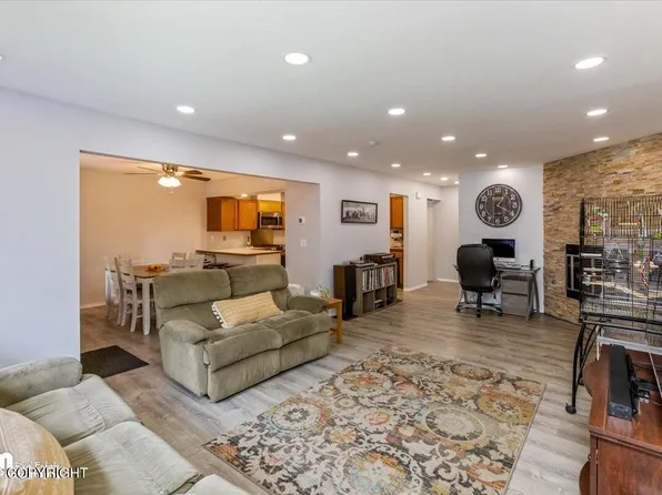 7856 Linda Ln, Anchorage, AK 99518