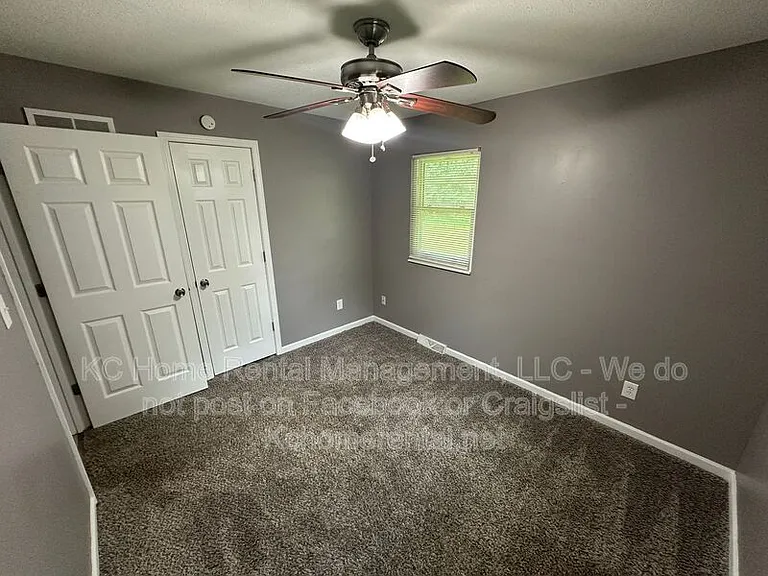 424 NE Lakeview Dr — Photo 17