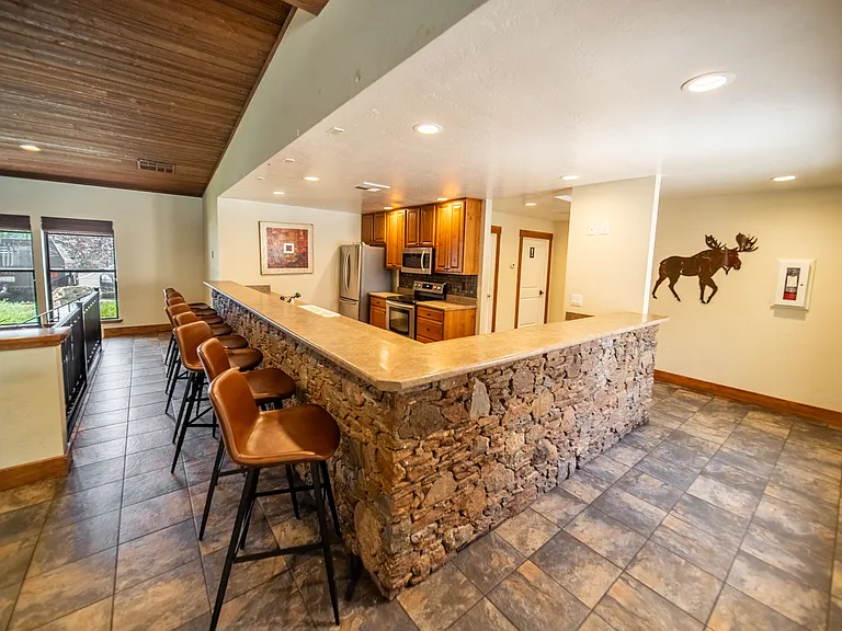Country Club Terrace Apartments — Photo 15