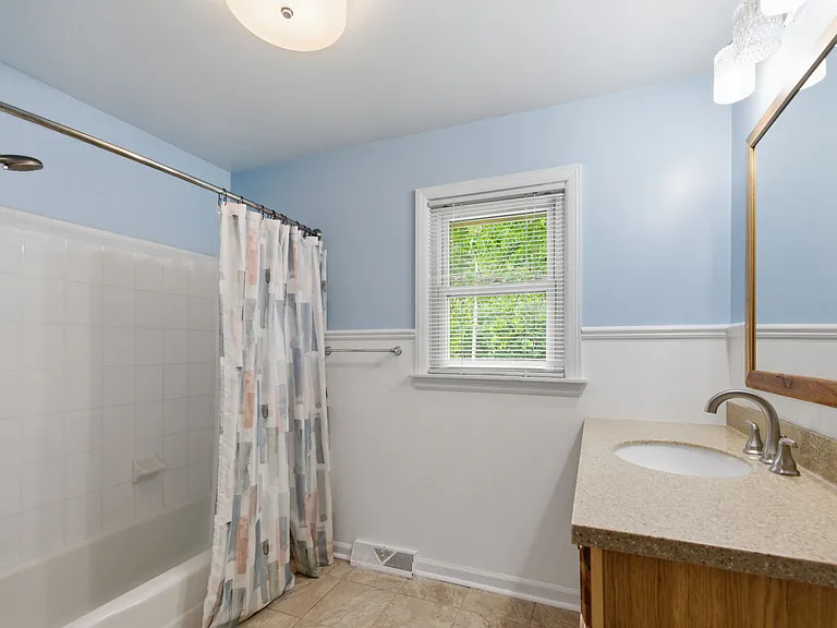 1204 Forest Ct — Photo 14