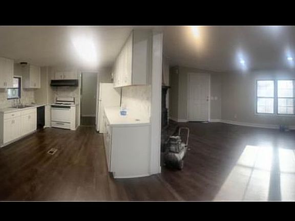 View front door/kitchen