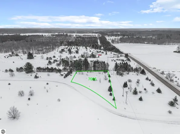 7055 Misty Ln, Lake Ann, MI 49650