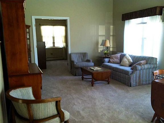 3rd image of 565 Quaker Ln APT 15