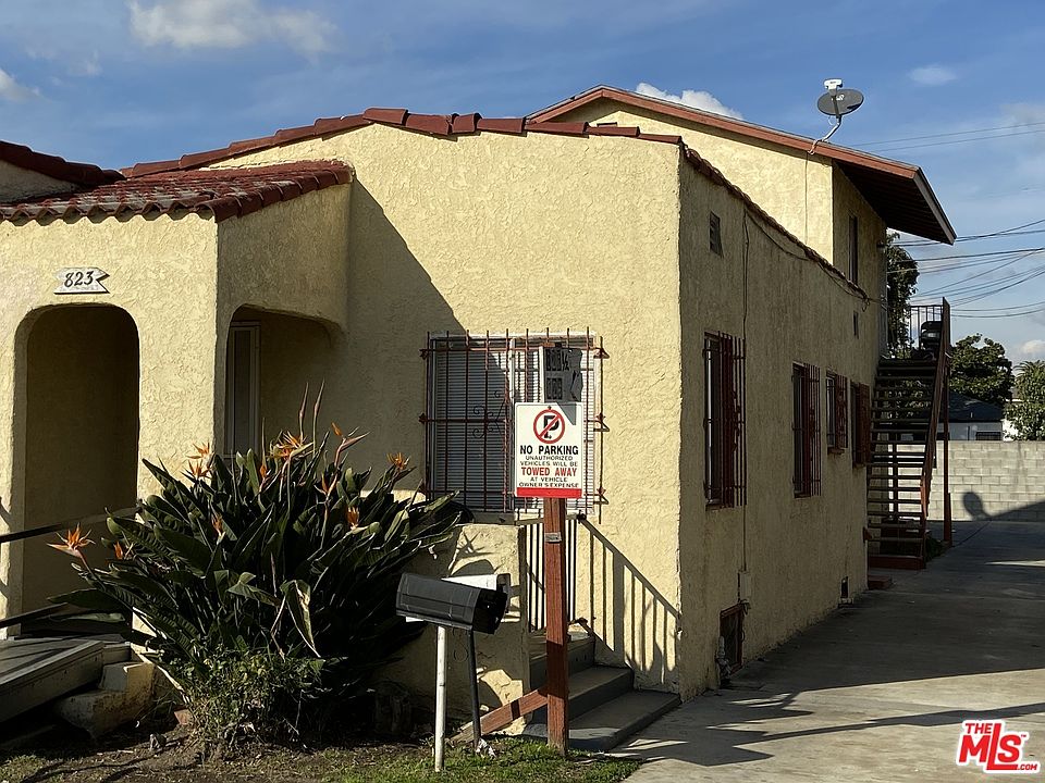 1st image of 823 E 88th Pl