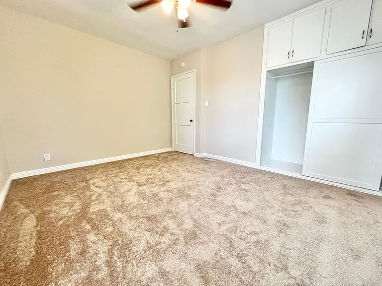 Sun-Filled 1 Bedroom in Park Estates | Garage Parking Available & On-Site Laundry — Photo 9