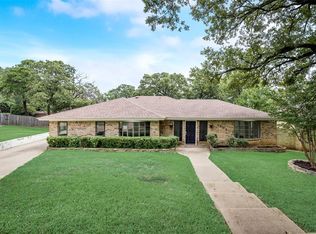 1905 Bay Oaks Ct, Fort Worth, TX 76112