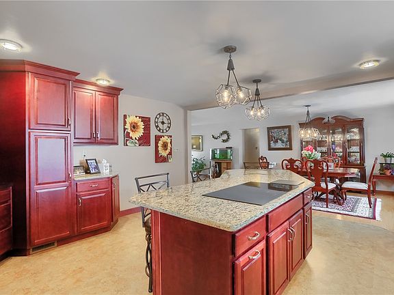 5th image of 1032 Mercer Rd N