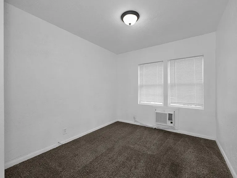 900 S Houston St — Photo 5