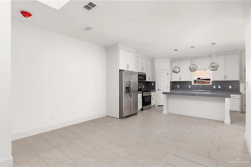 3 bed, 2.5 bath, 2092 sqft, $2,600 — Photo 3