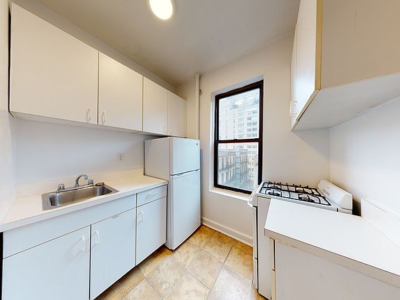 3rd image of 307 E 77th St APT 6D