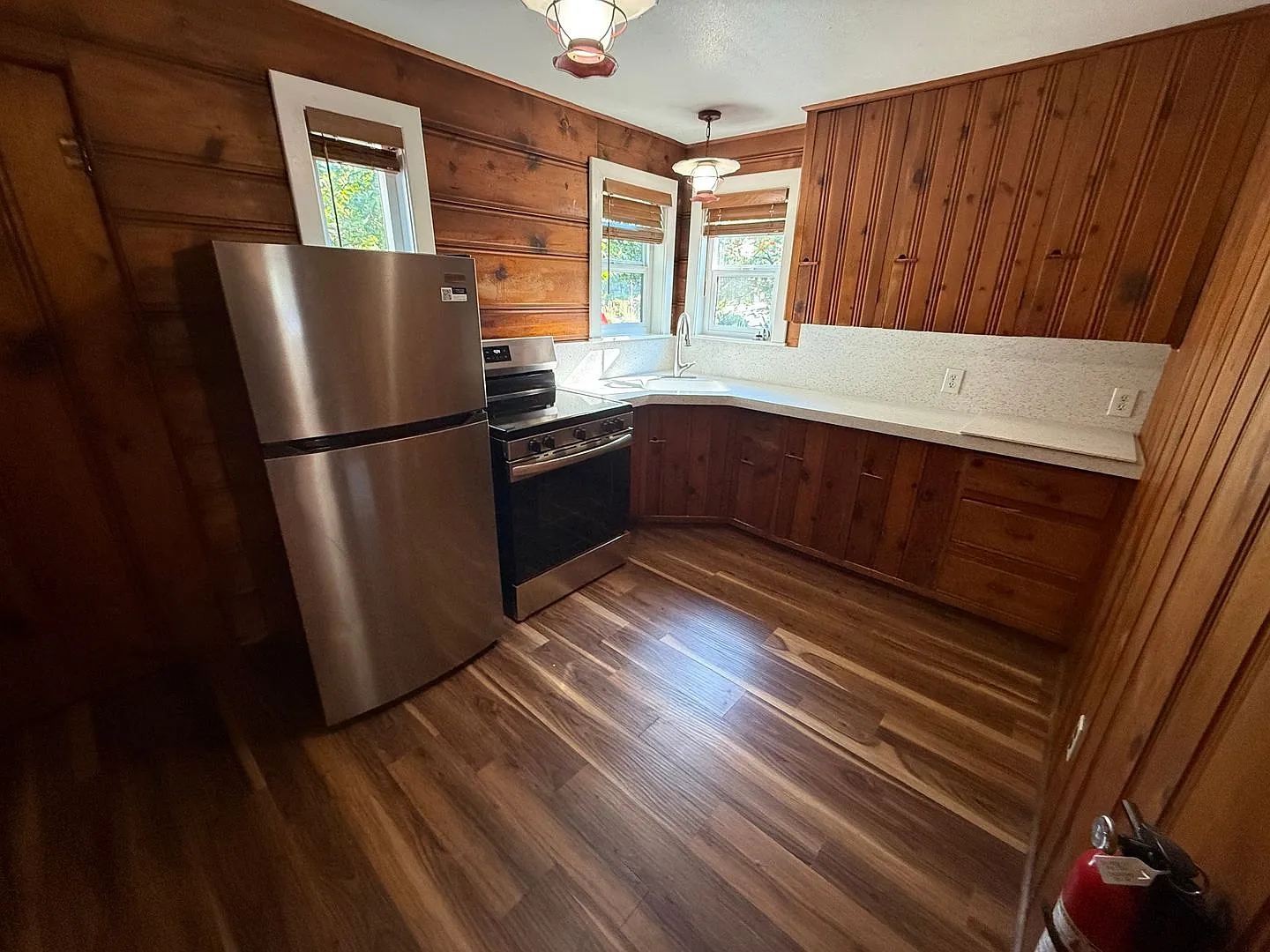 Adorable Downtown House, Newer Flooring/Paint/Appliances, A/C, Storage, Fenced Rear Yard — Photo 3