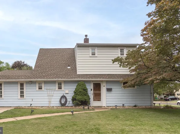 20 New School Ln, Levittown, PA 19054