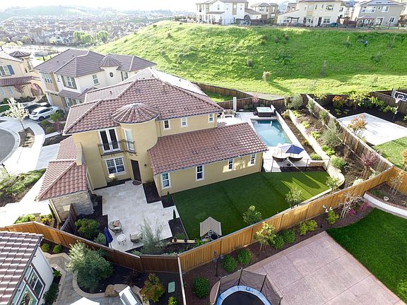 3rd image of 318 Mashona Ct