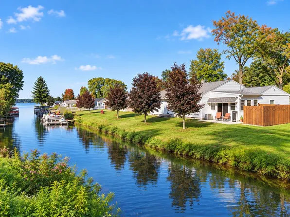 1717 E Hess Lake Dr, Grant, MI 49327